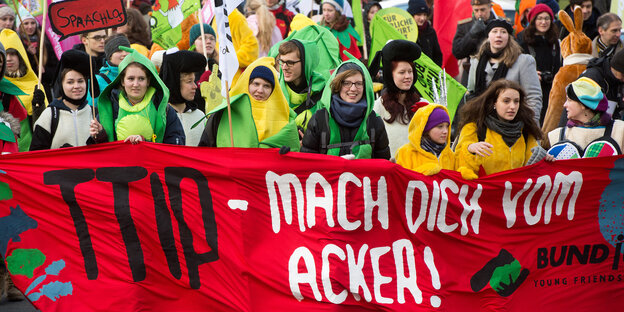 Demonstranten der Inititative „Wir haben es satt" demonstrieren gegen TTIP