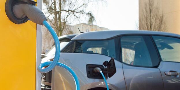 An einer Stromtankstelle in Bernau wird eine Elektroauto aufgeladen.