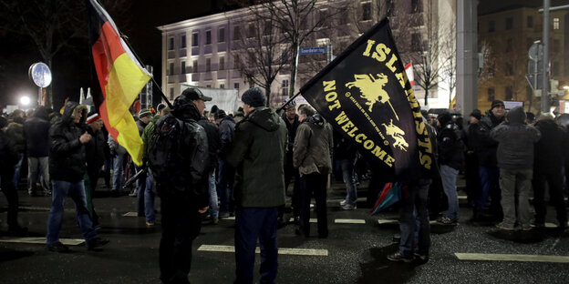 Neonazis stehen auf der Straße Neonazis stehen auf der Straße