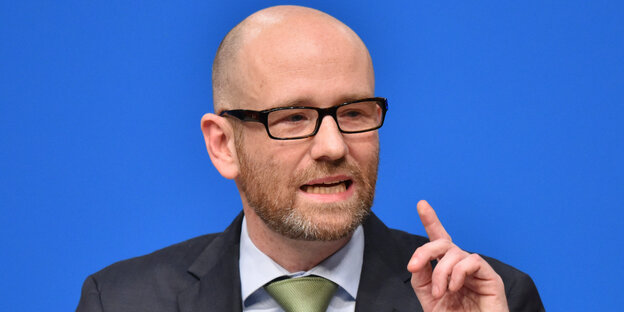 Tauber, mit Bart, Brille, Glatze und erhobenem Zeigefinger Tauber, mit Bart, Brille, Glatze und erhobenem Zeigefinger