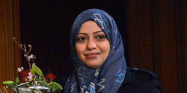 Aktivistin Badawi mit Blumen und Urkunde (nicht im Ausschnitt) Aktivistin Badawi mit Blumen und Urkunde (nicht im Ausschnitt)