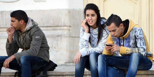StudentInnen sitzen in Tunis auf einer Treppe StudentInnen sitzen in Tunis auf einer Treppe