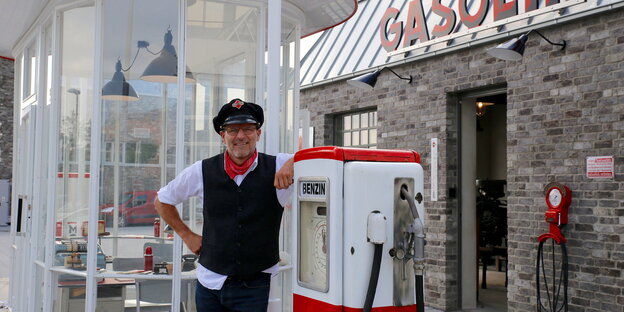 Tankwart an Tankstelle Tankwart an Tankstelle