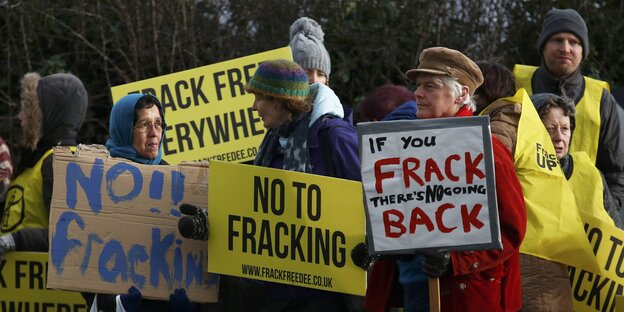 Menschen demonstrieren mit Schildern gegen Fracking Menschen demonstrieren mit Schildern gegen Fracking