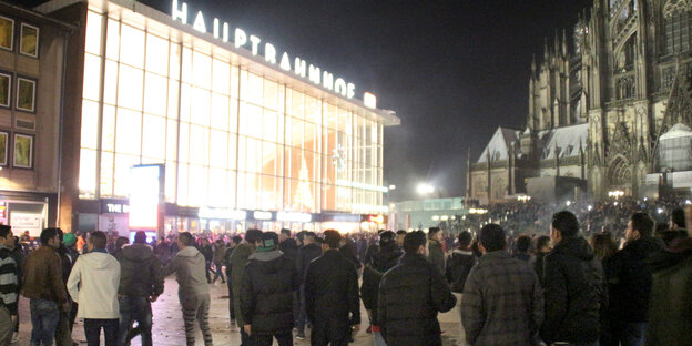 Menschen stehen auf dem Platz vor dem Kölner Hauptbahnhof Menschen stehen auf dem Platz vor dem Kölner Hauptbahnhof