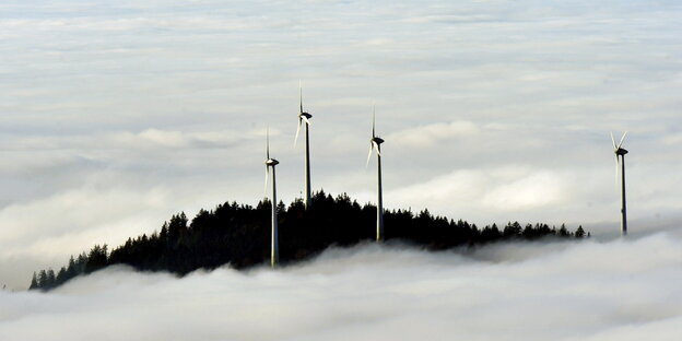 Windräder im Nebel Windräder im Nebel