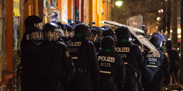 Viele Polizisten vor einem Haus Viele Polizisten vor einem Haus