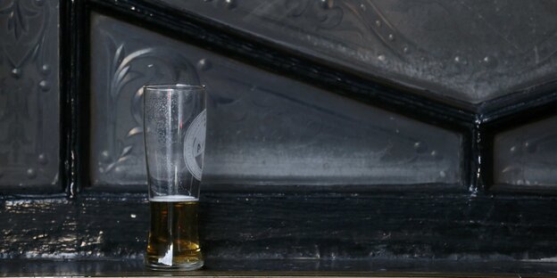 Ein fast leeres Bierglas. Ein fast leeres Bierglas.