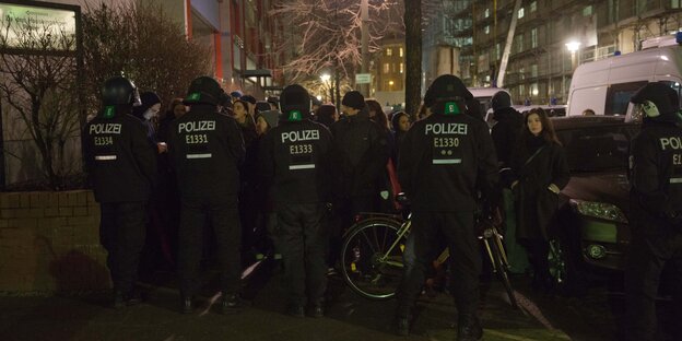 Polizisten riegeln die Rigaer Straße ab, Passanten kommen nicht mehr durch Polizisten riegeln die Rigaer Straße ab, Passanten kommen nicht mehr durch