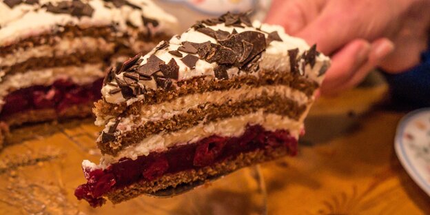 Ein Stück Schwarzwälder-Kirsch-Torte Ein Stück Schwarzwälder-Kirsch-Torte