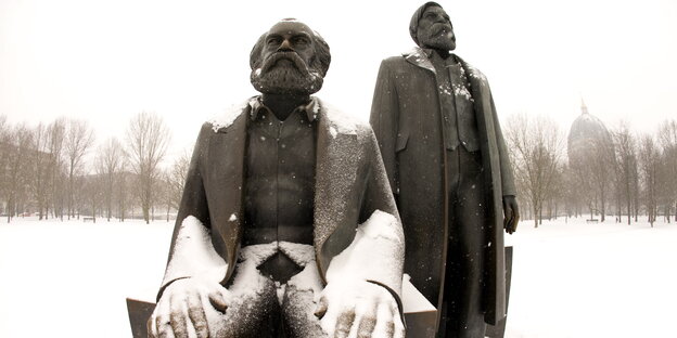 Metallstatuen von Marx (sitzend) und Engels (stehend) im Schnee Metallstatuen von Marx (sitzend) und Engels (stehend) im Schnee