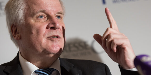 Horst Seehofer mit erhobenem Zeigefinger Horst Seehofer mit erhobenem Zeigefinger