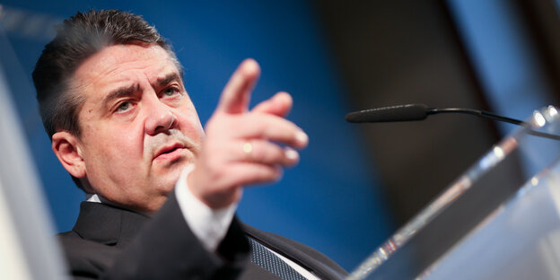 Sigmar Gabriel zeigt mit dem Finger Sigmar Gabriel zeigt mit dem Finger