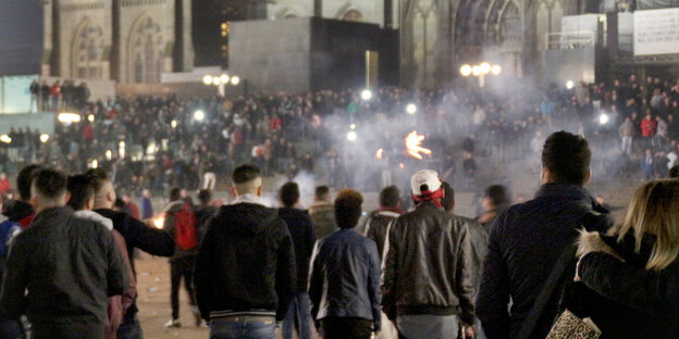 Junge Menschen stehen vor dem Kölner Dom Junge Menschen stehen vor dem Kölner Dom