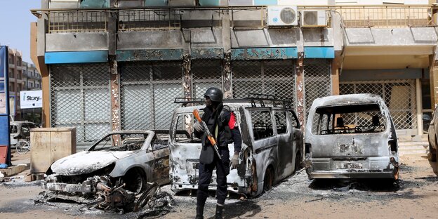 Ein bewaffneter Soldat steht vor dem Splendid Hotel in Ouagadougou, Burkina Faso. Ein bewaffneter Soldat steht vor dem Splendid Hotel in Ouagadougou, Burkina Faso.
