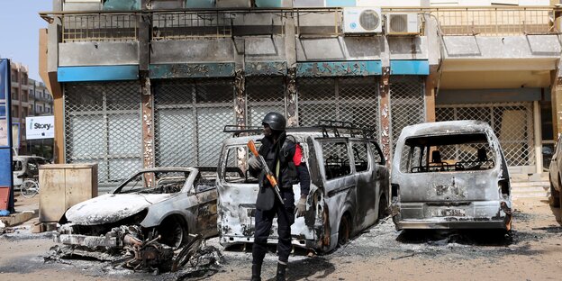 Ein bewaffneter Soldat steht vor dem Splendid Hotel in Ouagadougou, Burkina Faso.