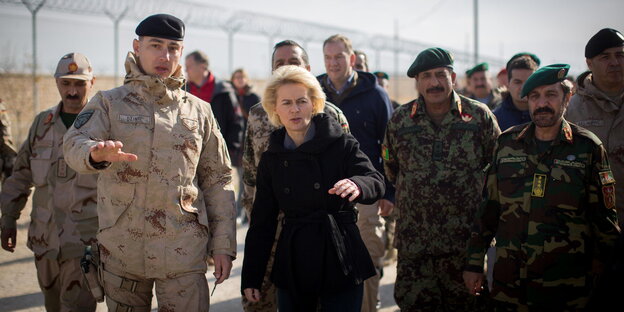 Ursula von der Leyen spricht in einem Feldlager mit Soldaten