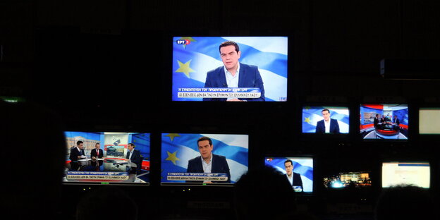 mehrere Fernseher, auf denen Tsipras zu sehen ist mehrere Fernseher, auf denen Tsipras zu sehen ist