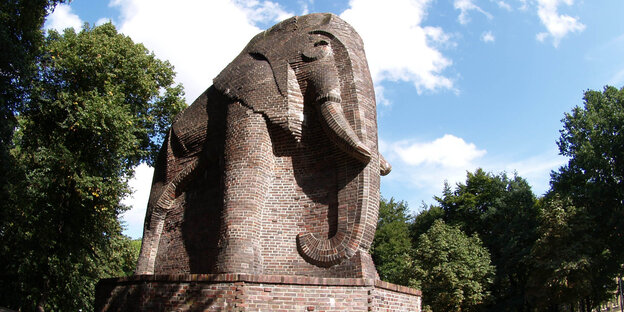 Backsteindenkmal in Form eines Elefanten Backsteindenkmal in Form eines Elefanten