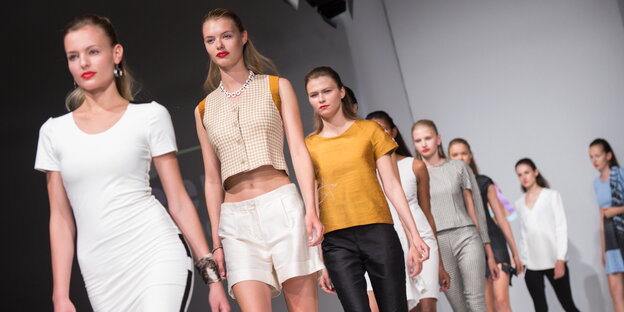 Models präsentieren auf der Fashion Week die Kollektionen für Frühjahr/Sommer 2016