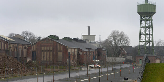 ein Industriegelände bei trübem Wetter