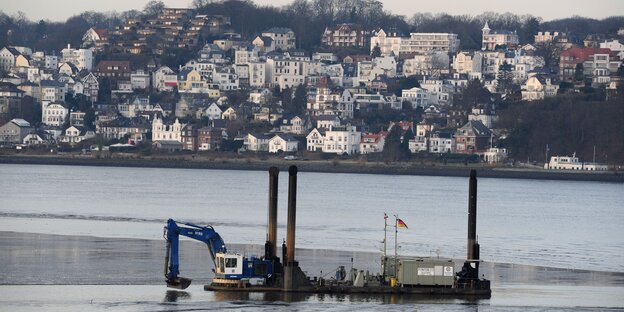 Bagger baggert Schlick aus der Elbe Bagger baggert Schlick aus der Elbe