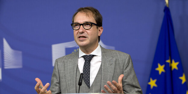 Mann mit Brille, es ist Verkehrsminister Alexander Dobrindt, hebt flehentlich die Hände Mann mit Brille, es ist Verkehrsminister Alexander Dobrindt, hebt flehentlich die Hände