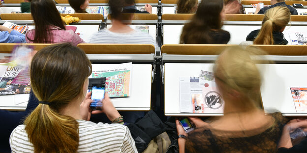 Studenten nehmen in Heidelberg in einem Hörsaal der Universität an einer Erstsemester-Veranstaltung teil. Studenten nehmen in Heidelberg in einem Hörsaal der Universität an einer Erstsemester-Veranstaltung teil.