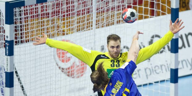 Ein Handballer wirft auf ein Tor, darin steht ein Torhüter und breitet die Arme aus. Ein Handballer wirft auf ein Tor, darin steht ein Torhüter und breitet die Arme aus.