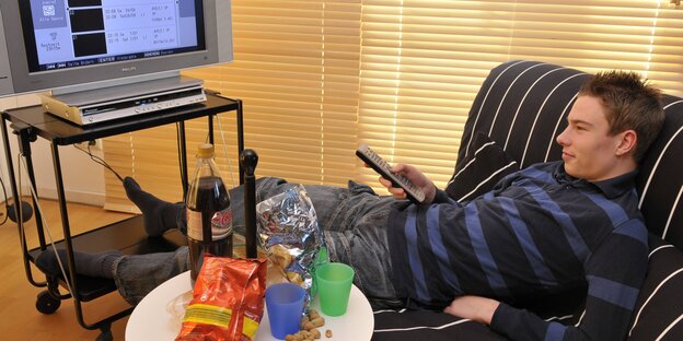 Ein junger Mann vor dem Fernseher Ein junger Mann vor dem Fernseher