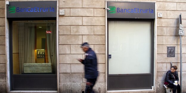 Ein Polizist geht an der Front der Banca Eturia vorbei. Ein Polizist geht an der Front der Banca Eturia vorbei.