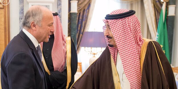 König Salman (r.) begrüßt einen Staatsgast König Salman (r.) begrüßt einen Staatsgast