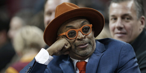 Regisseur Spike Lee stützt seinen Kopf auf seine Faust Regisseur Spike Lee stützt seinen Kopf auf seine Faust