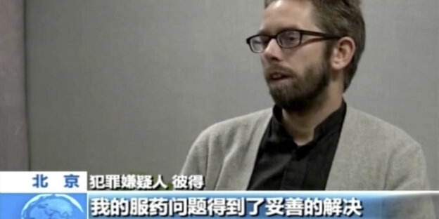 Sendungsausschnitts eines chinesischen TV-Senders. Im Bild ist ein Mann mit Brille zu sehen. Sendungsausschnitts eines chinesischen TV-Senders. Im Bild ist ein Mann mit Brille zu sehen.