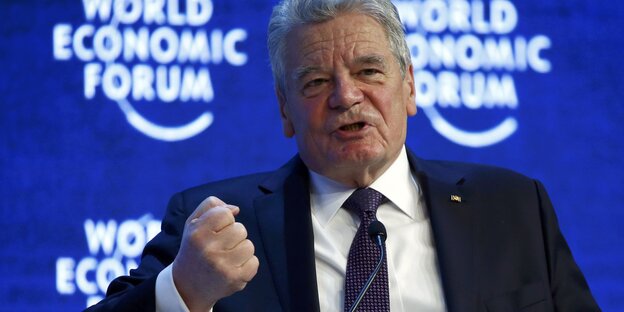 Ein Mann mit weißen Haaren, Joachim Gauck, ballt die Faust. Ein Mann mit weißen Haaren, Joachim Gauck, ballt die Faust.
