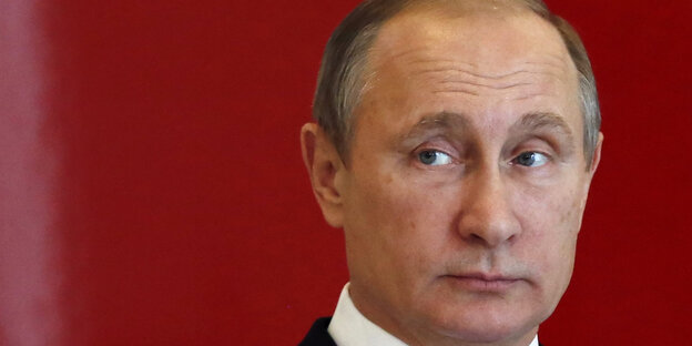 Putin vor einer roten Wand Putin vor einer roten Wand