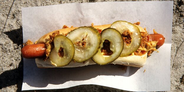 Ein saftiger Hot Dog mit Gewürzgurken.