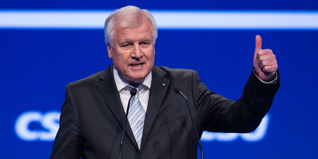 Horst Seehofer hebt beim CSU-Parteitag den Daumen Horst Seehofer hebt beim CSU-Parteitag den Daumen