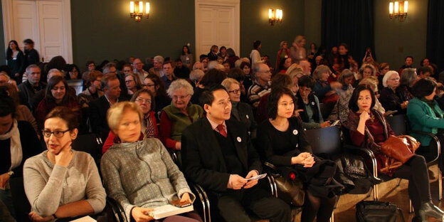 Besucher und Besucherinnen sitzen bei einer Lesung im Lesesaal des Literaturhauses in Frankfurt Besucher und Besucherinnen sitzen bei einer Lesung im Lesesaal des Literaturhauses in Frankfurt