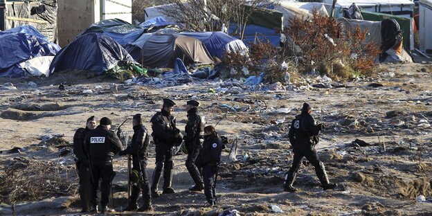 Französische Polizisten im Flüchtlingscamp von Calais Französische Polizisten im Flüchtlingscamp von Calais