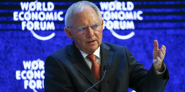 Schäuble vor blauen Hintergrund und dem Schriftzug „World Economic Forum“ Schäuble vor blauen Hintergrund und dem Schriftzug „World Economic Forum“