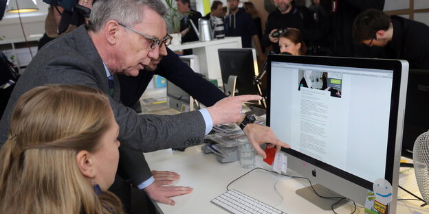 Thomas de Maizière zeigt auf einen Computerbildschirm Thomas de Maizière zeigt auf einen Computerbildschirm