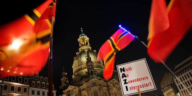 Pegida-Fahnen in Dresden Pegida-Fahnen in Dresden