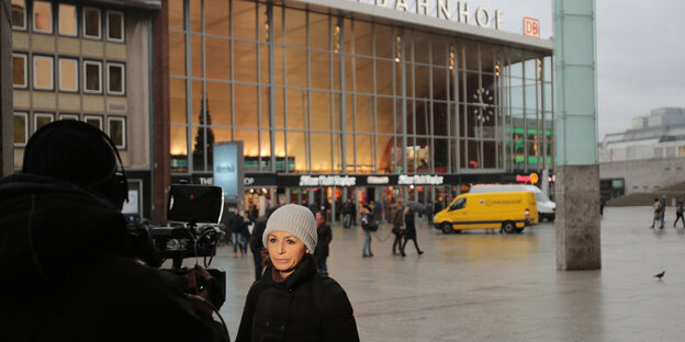 Fernsehteam vor dem Kölner Hauptbahnhof Fernsehteam vor dem Kölner Hauptbahnhof