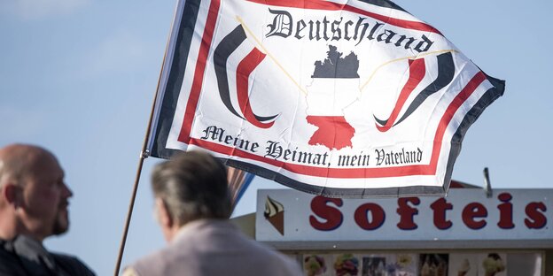 Eine Flagge, auf der „Deutschland. Meine Heimat, mein Vaterland" steht, weht im Wind. Eine Flagge, auf der „Deutschland. Meine Heimat, mein Vaterland" steht, weht im Wind.