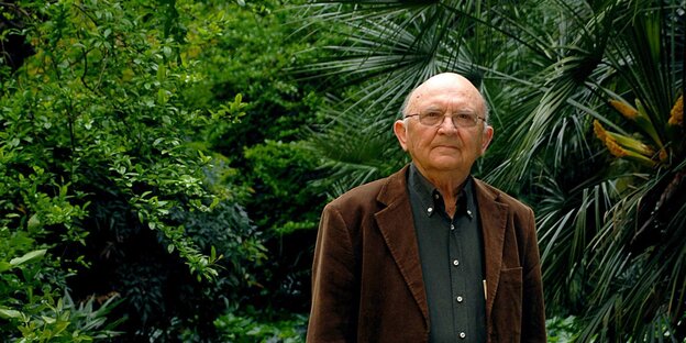 Aharon Appelfeld in einem Garten Aharon Appelfeld in einem Garten