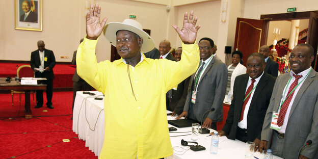 Ugandas Präsident Yoweri Museveni hebt die Hände Ugandas Präsident Yoweri Museveni hebt die Hände