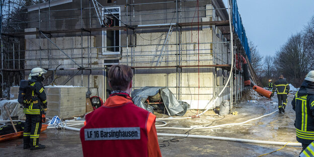 Feuerwehrkräfte vor einem Haus