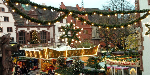 Weihnachtsmarkt vor dem Rathaus in Freiburg