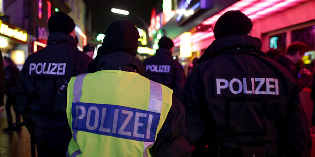Vier Menschen in Polizeijacken in Hamburg Vier Menschen in Polizeijacken in Hamburg